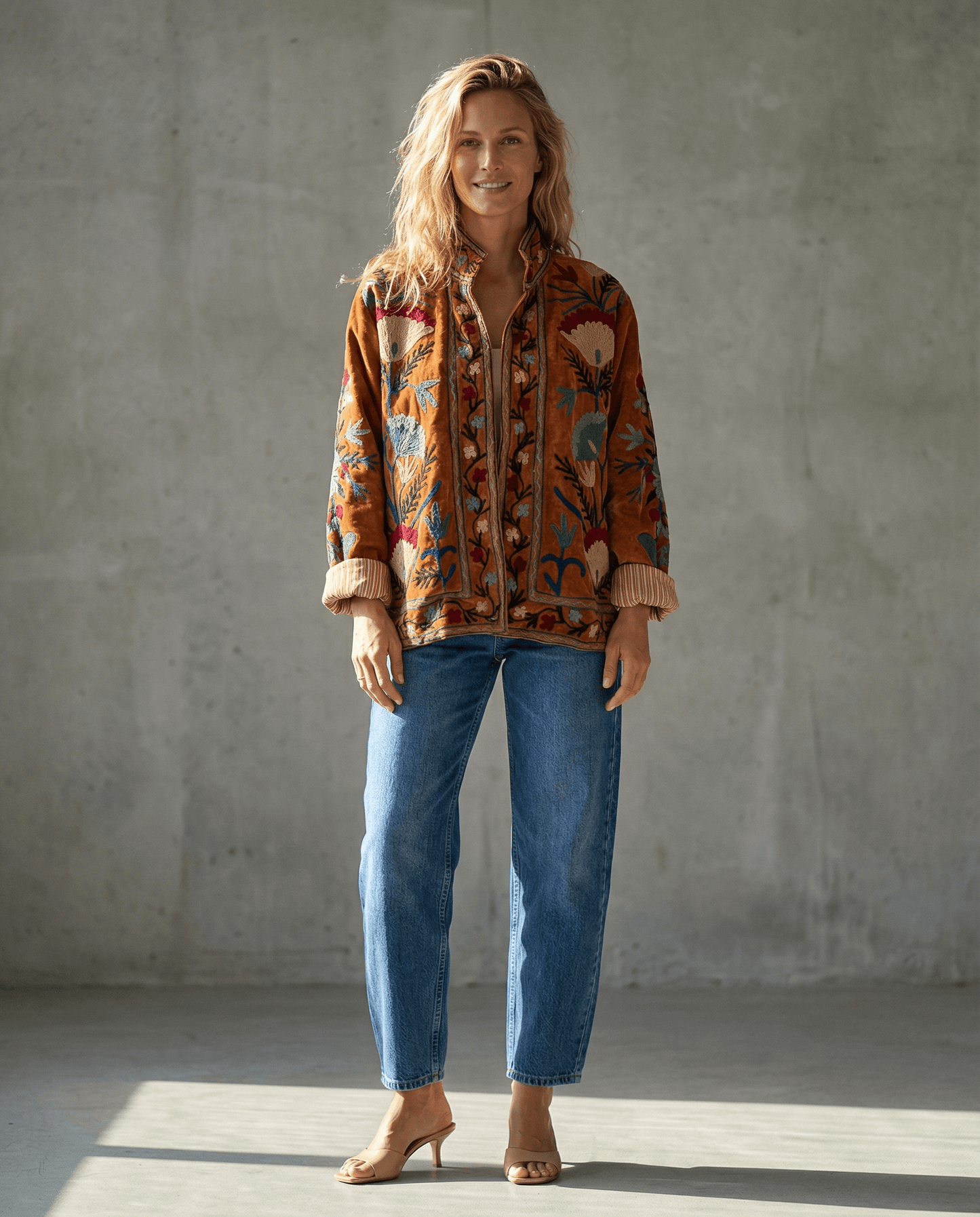 Wendbare bestickte Samtjacke No.1, entspannte Silhouette und wunderschöne Handstickerei, ideal zum Layern.