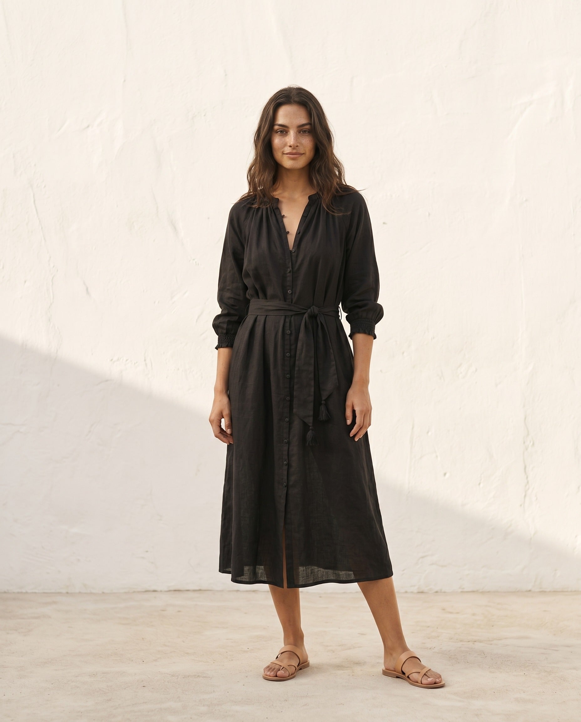 Rumi Kleid in Schwarz – Detailansicht, weiches Baumwollgewebe, klassische A-Linie