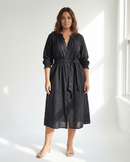 Rumi Kleid - Schwarz, handgefertigt, aus atmungsaktiver Baumwolle, mit Knopfleiste und Taschen, für Komfort und Stil.