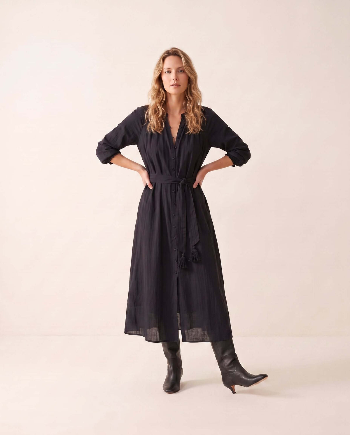 Schwarzes Baumwollkleid mit durchgehender Knopfleiste und praktischen Taschen