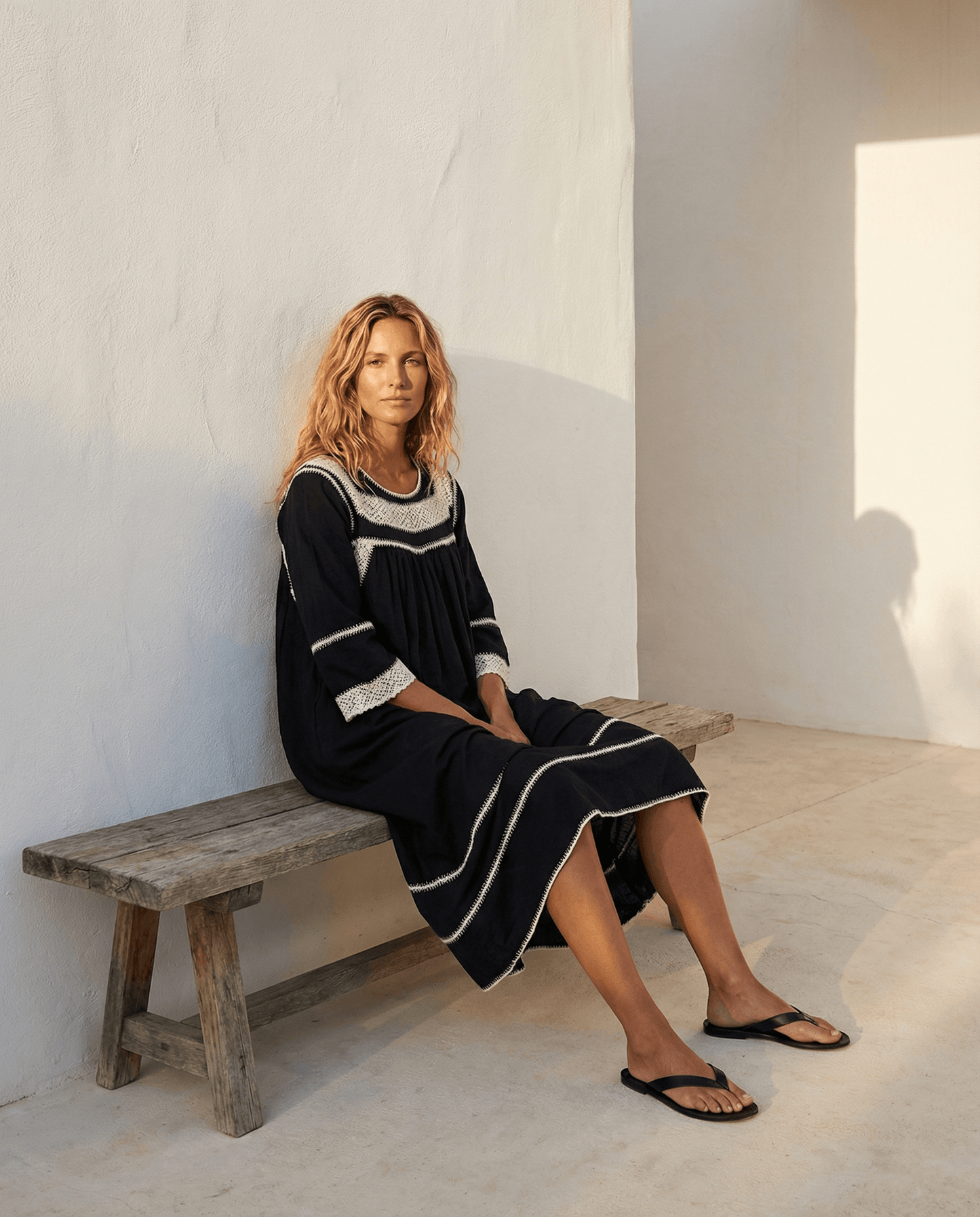 Handbesticktes Maxikleid aus Baumwolle – Schwarz/Creme, handgefertigt, Slow Fashion, elegant und bequem.
