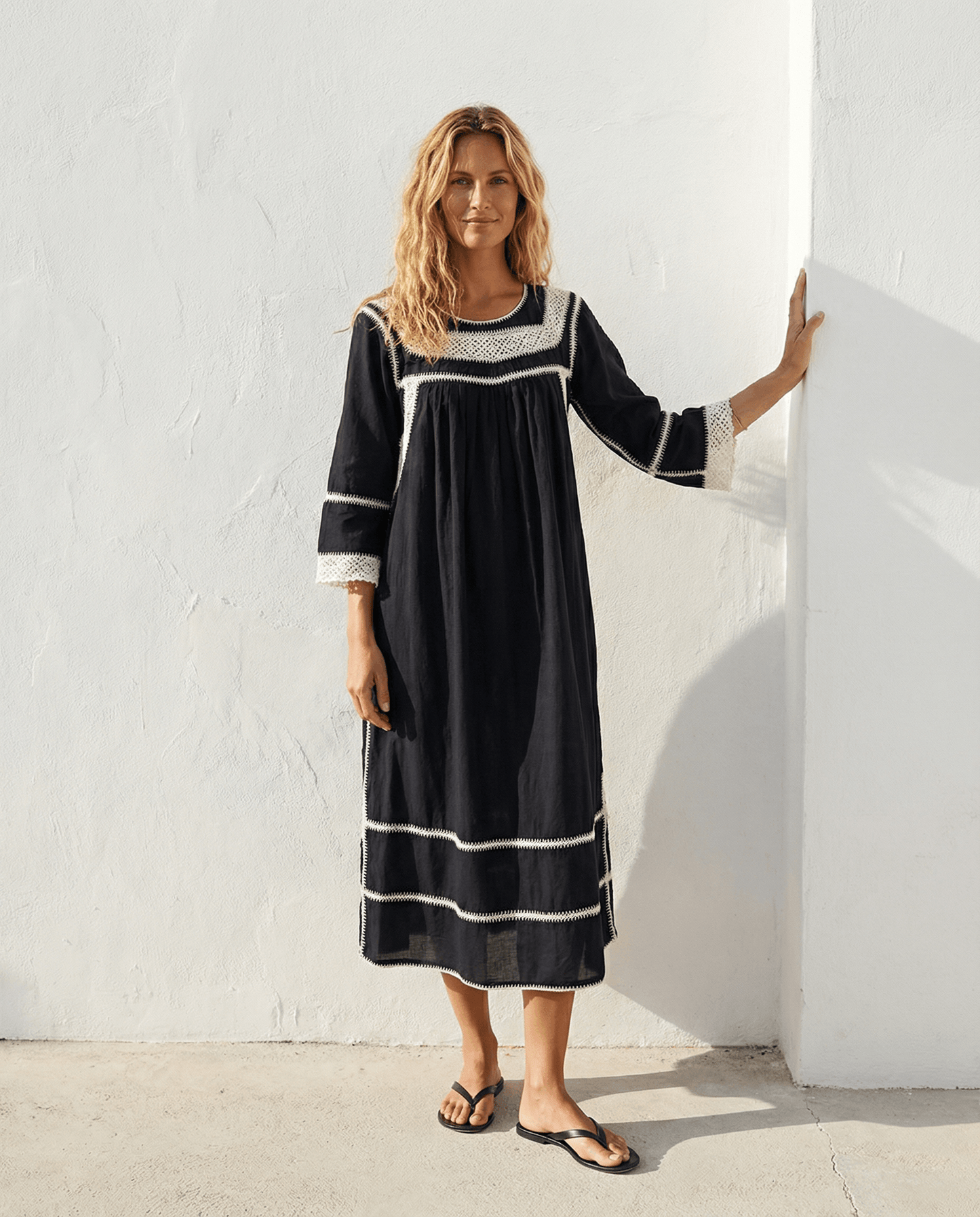 Handbesticktes Maxikleid aus Baumwolle – Schwarz/Creme, handgefertigt und elegant für einen zeitlosen Look.