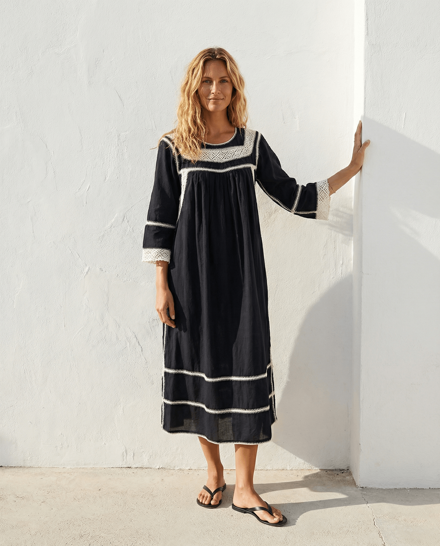 Handbesticktes Maxikleid aus Baumwolle – Schwarz/Creme, handgefertigt und elegant für einen zeitlosen Look.