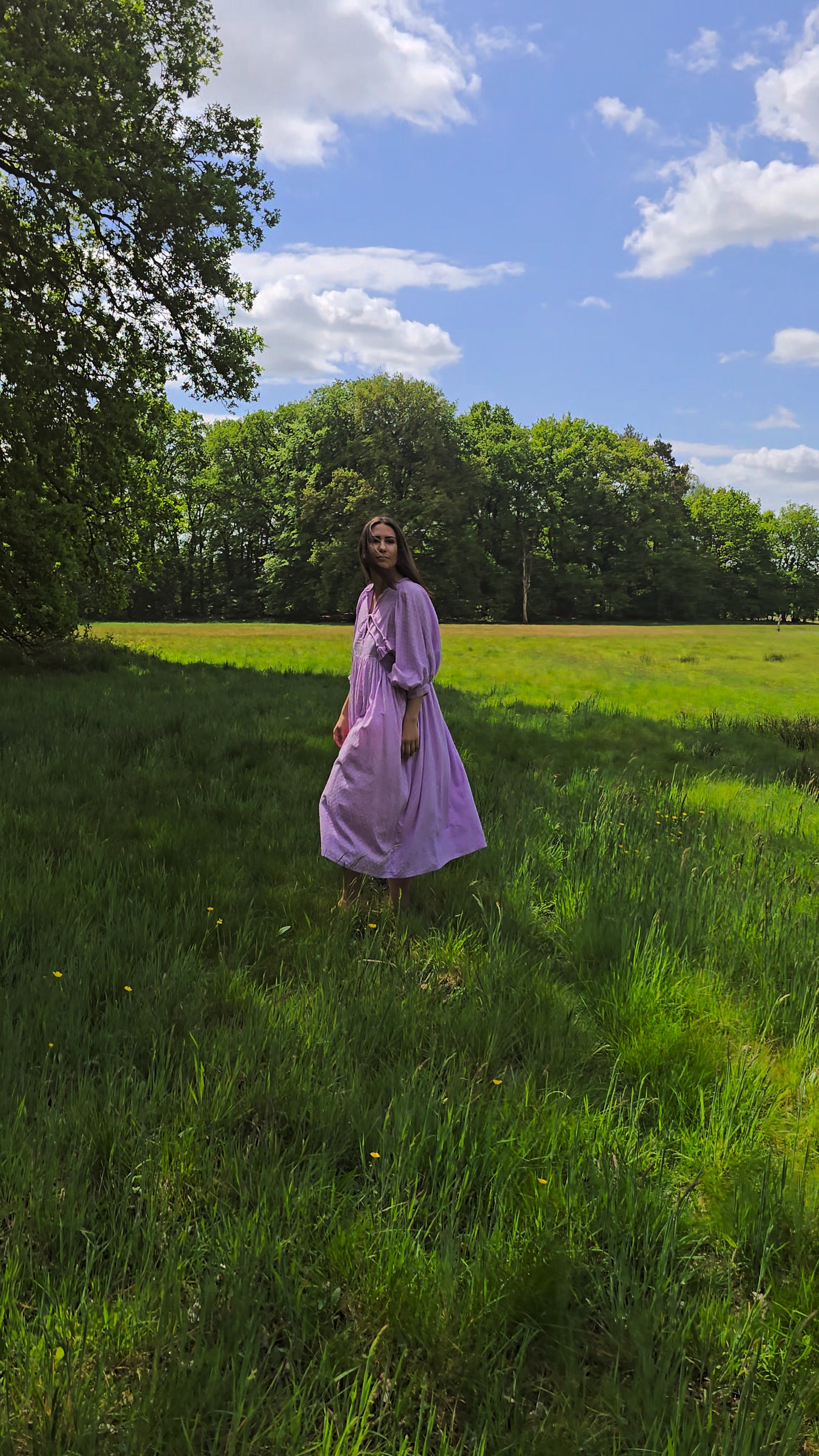 Lucia Kleid - Lila, Midikleid aus 100 % Baumwolle, handgefertigt für einen lässigen Stil im Freien.