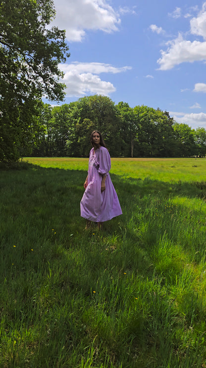 Lucia Kleid - Lila, Midikleid aus 100 % Baumwolle, handgefertigt für einen lässigen Stil im Freien.