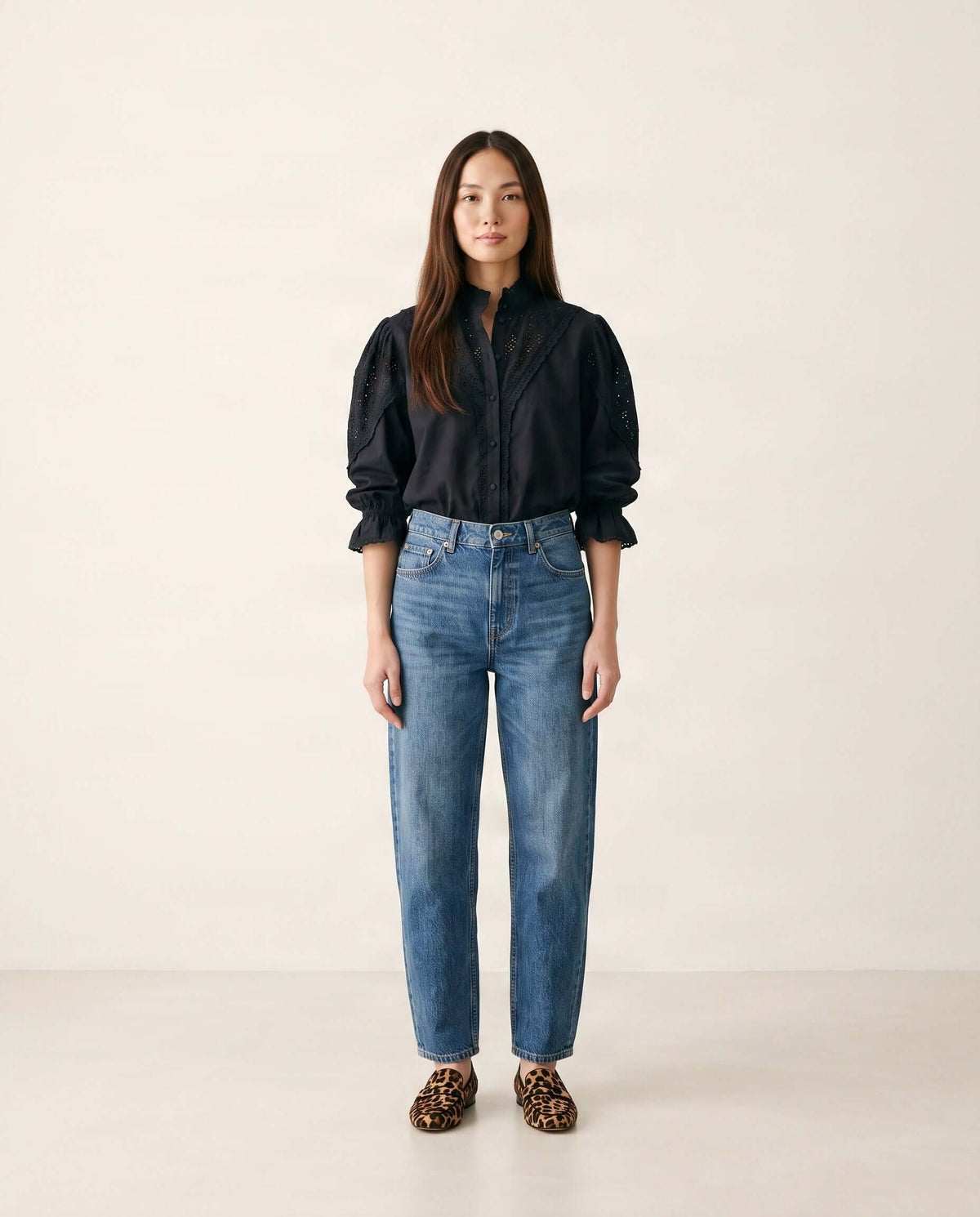Schwarze Baumwollbluse für Damen mit Vintage-inspiriertem Design und dekorativen Spitzendetails.