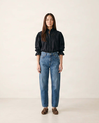 Schwarze Baumwollbluse für Damen mit Vintage-inspiriertem Design und dekorativen Spitzendetails.