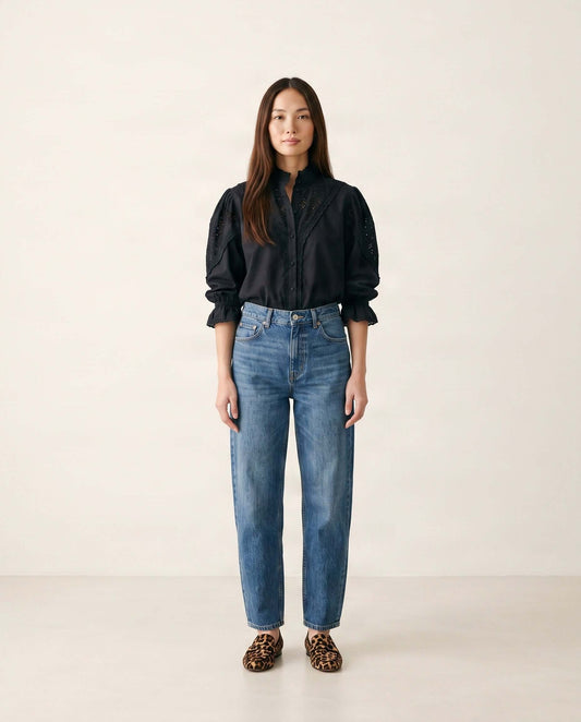 Schwarze Baumwollbluse für Damen mit Vintage-inspiriertem Design und dekorativen Spitzendetails.