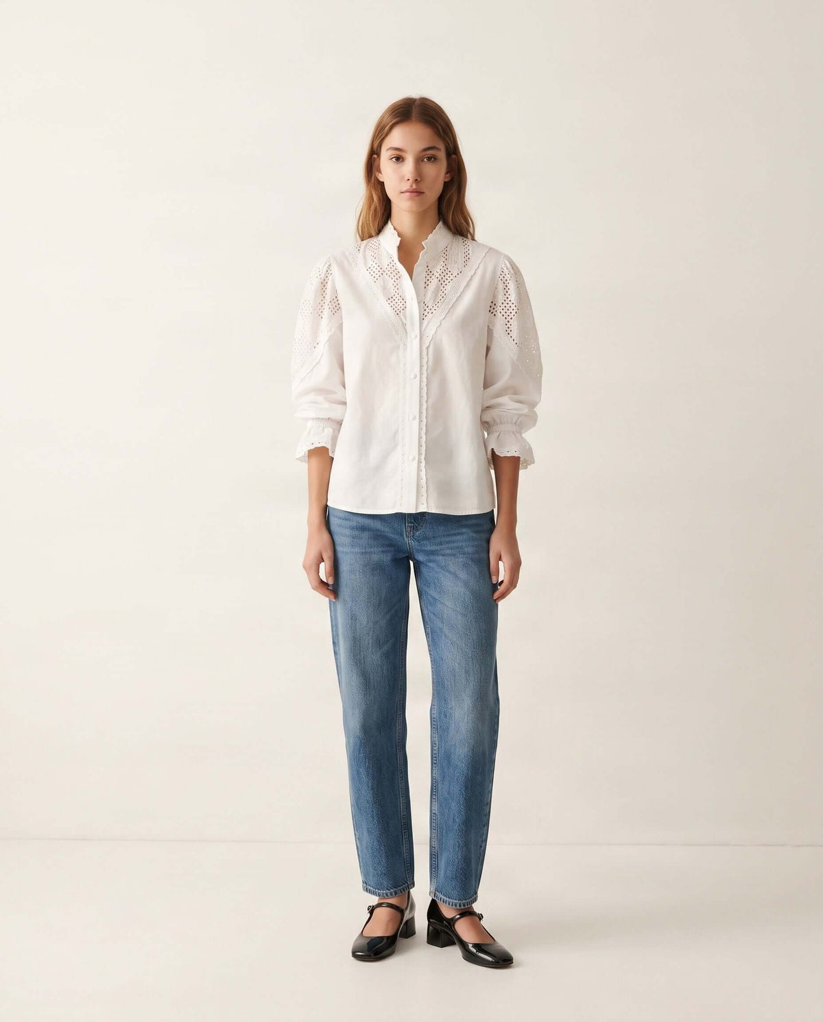 Weiße Baumwollbluse „Zoey“ mit eleganten Spitzendetails