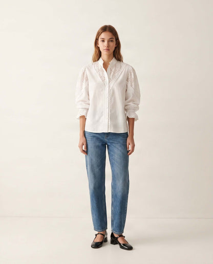 Weiße Baumwollbluse „Zoey“ mit eleganten Spitzendetails