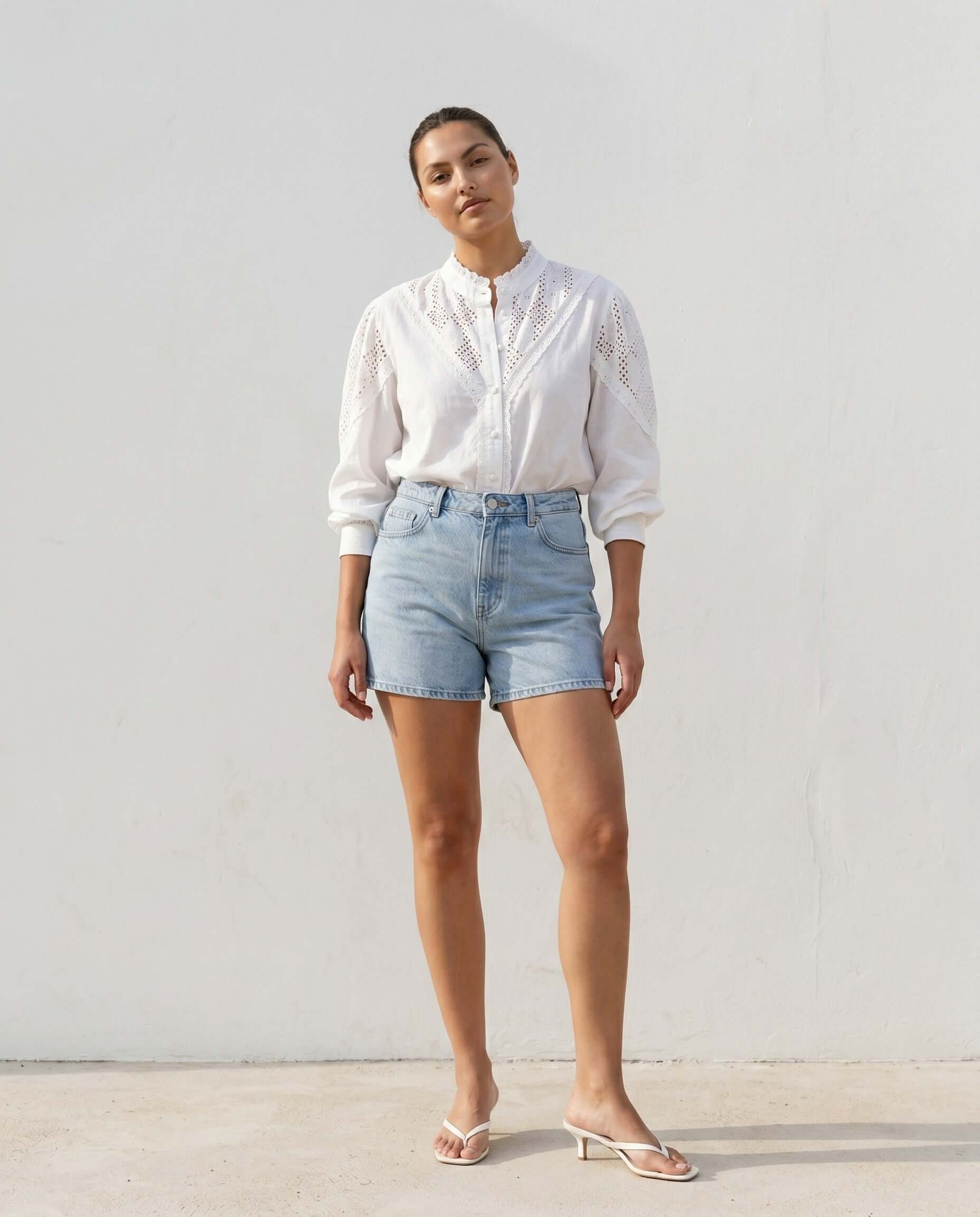 Zoey weiße Baumwollbluse mit Spitzeneinsätzen und Puffärmeln...