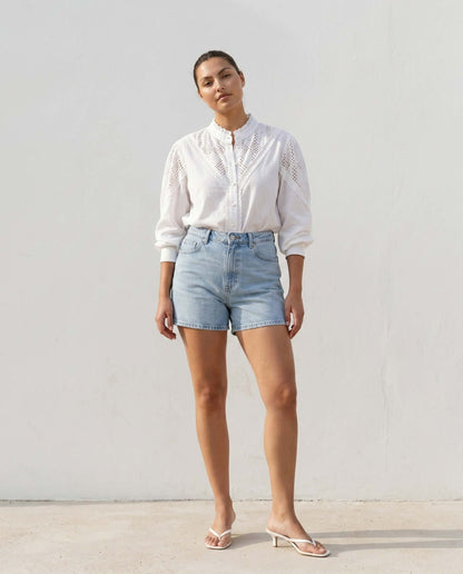 Zoey weiße Baumwollbluse mit Spitzeneinsätzen und Puffärmeln...