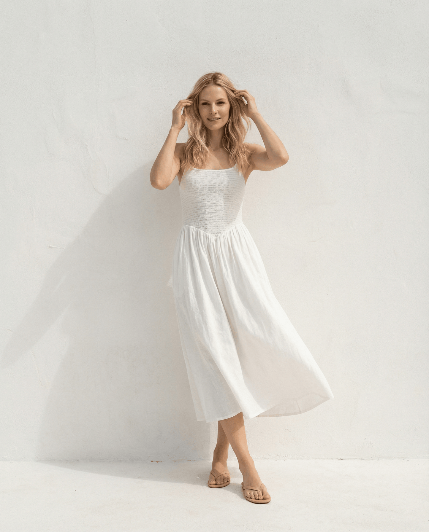 Jardin Midi Kleid aus Baumwolle - Weiß, handgefertigt, verspielt und stilvoll für den Sommer, gefertigt aus 100 % Baumwolle.