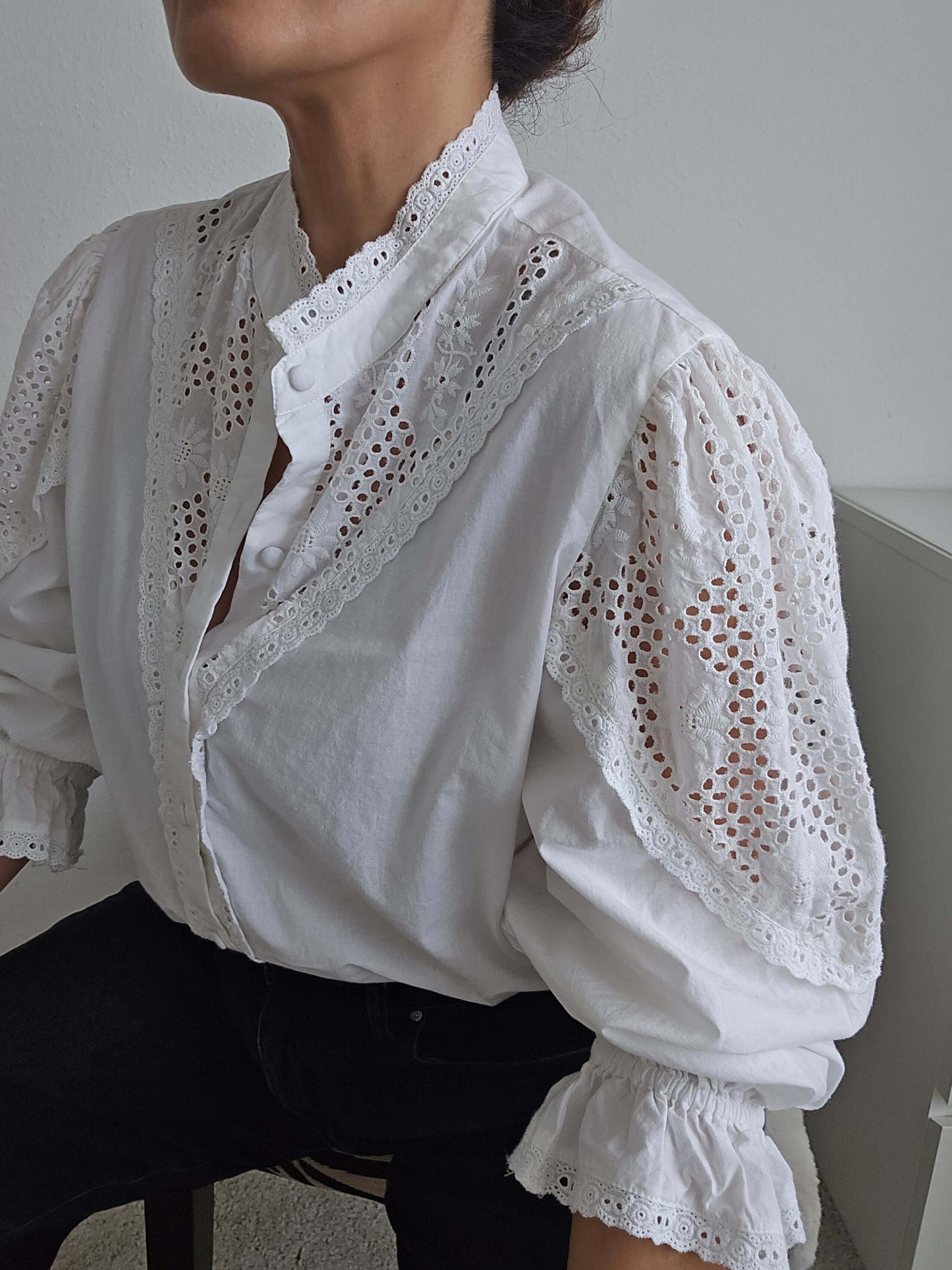 Zoey Baumwollbluse – Weiß mit Spitzeneinsätzen und Puffärmeln, handgefertigt für einen zeitlosen Look.