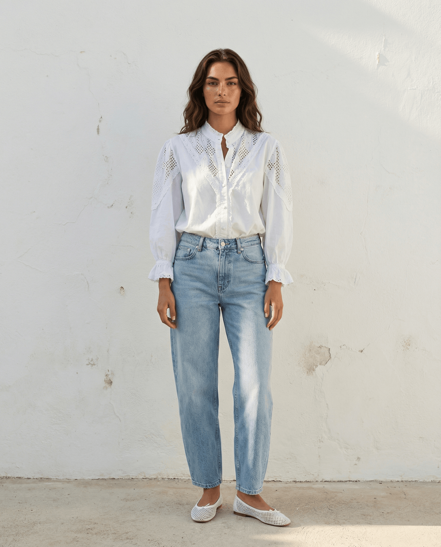 Zoey Baumwollbluse – Weiß, handgefertigte Slow Fashion Bluse mit Spitzeneinsätzen und Puffärmeln, in zeitlosem Stil.
