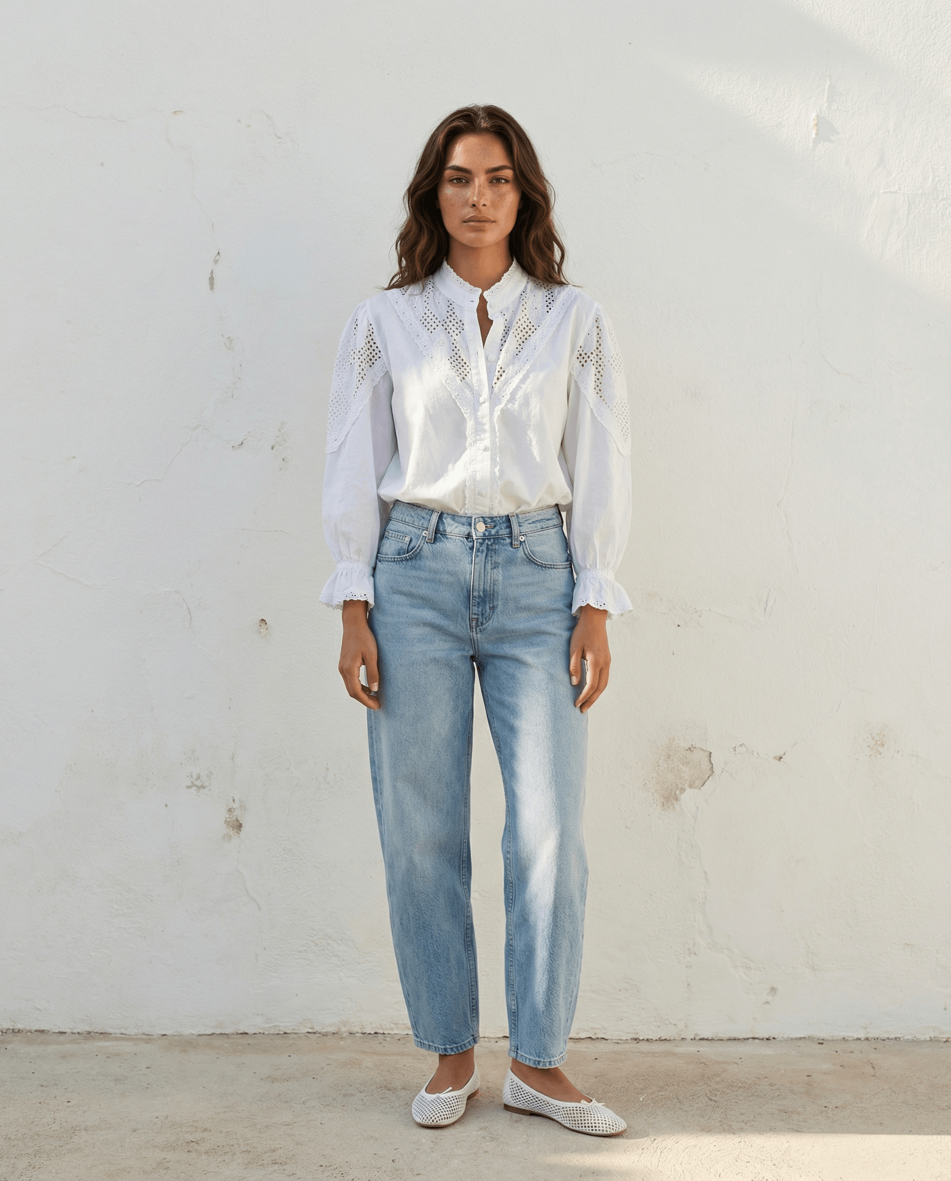 Zoey Baumwollbluse – Weiß, handgefertigte Slow Fashion Bluse mit Spitzeneinsätzen und Puffärmeln, in zeitlosem Stil.