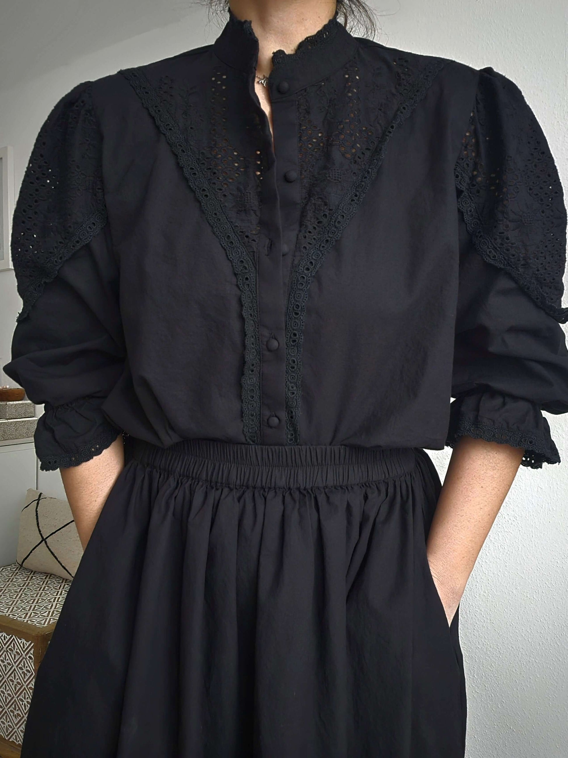 Zoey Baumwollbluse - Schwarz, handgefertigt, Slow Fashion, romantischer Vintage-Look mit Puffärmeln und Spitzeneinsätzen.