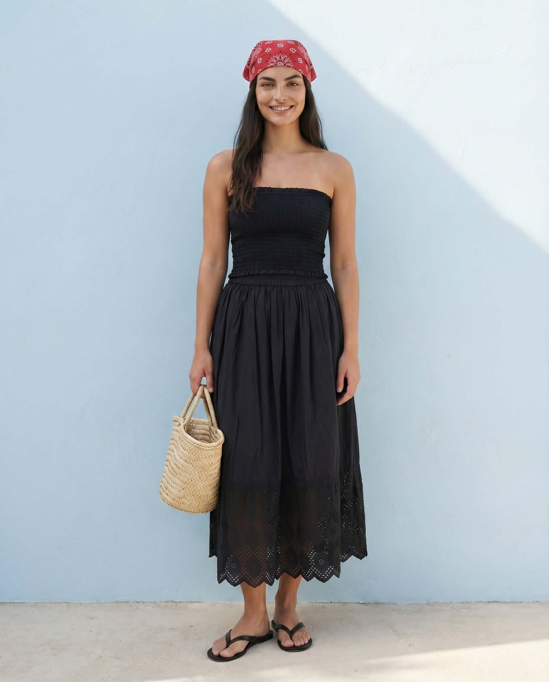 Zoey Baumwollrock - Schwarz, handgefertigt, Slow Fashion, lässig und elegant im Sommer mit Korbtasche und rotem Haarband.