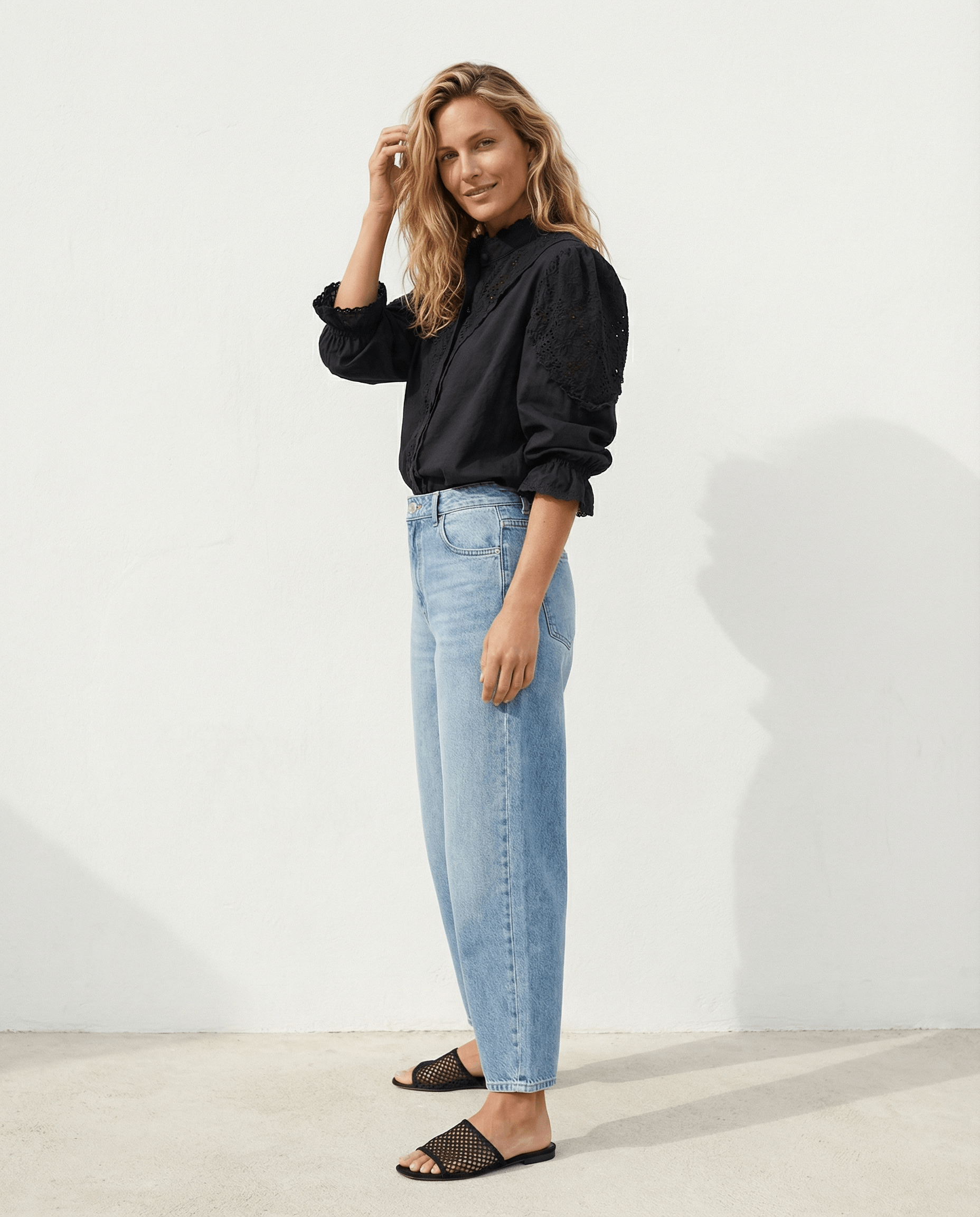 Zoey Baumwollbluse - Schwarz, Handgefertigt, Slow Fashion, romantischer, zeitloser Look mit Puffärmeln.