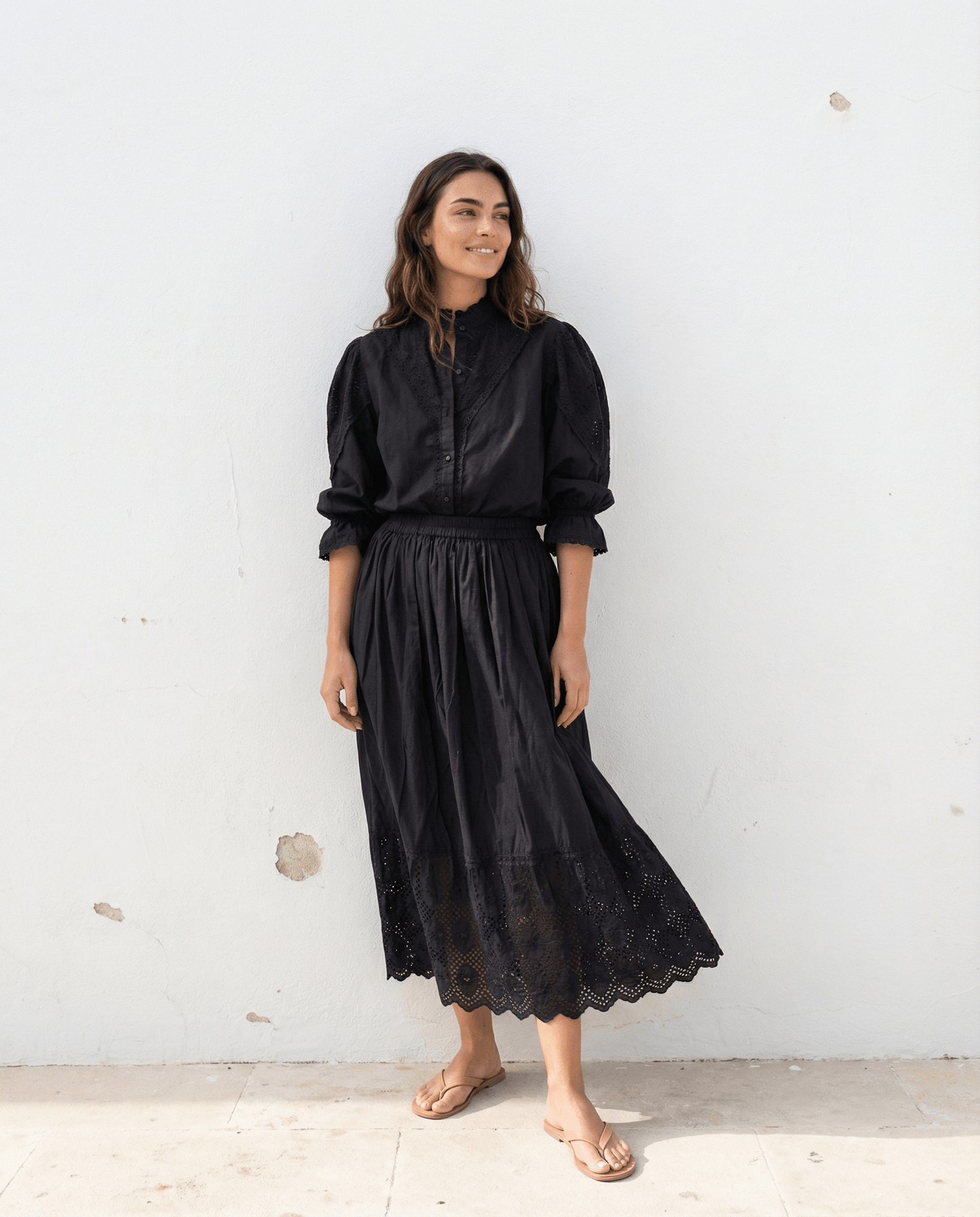 Flowy black maxi skirt in cotton with elastic waist, relaxed A-line silhouette, lace trimmed hem and everyday comfort fit