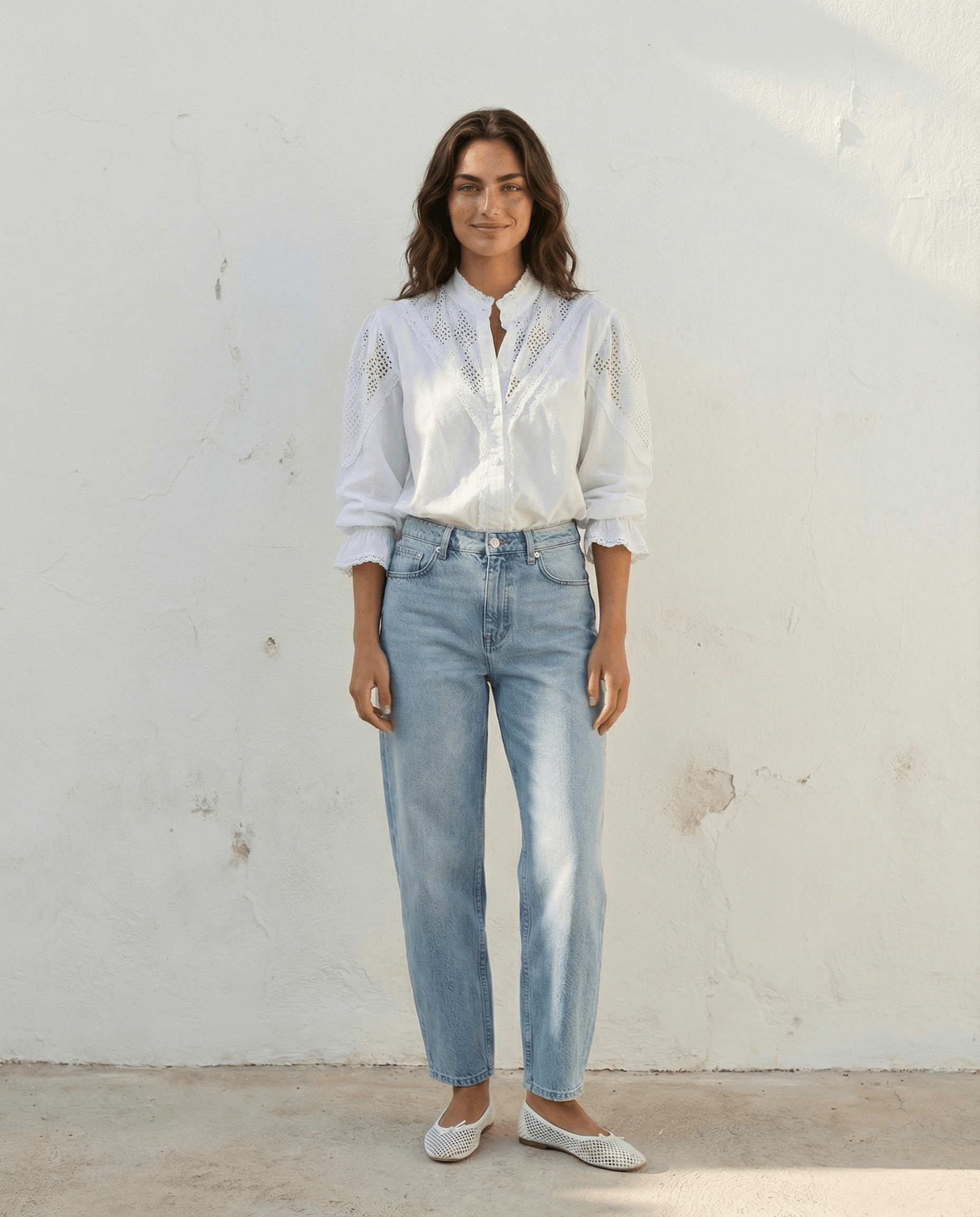 Zoey Baumwollbluse – Weiß, handgefertigt, romantischer Look, Puffärmel und hohem Kragen, Slow Fashion.