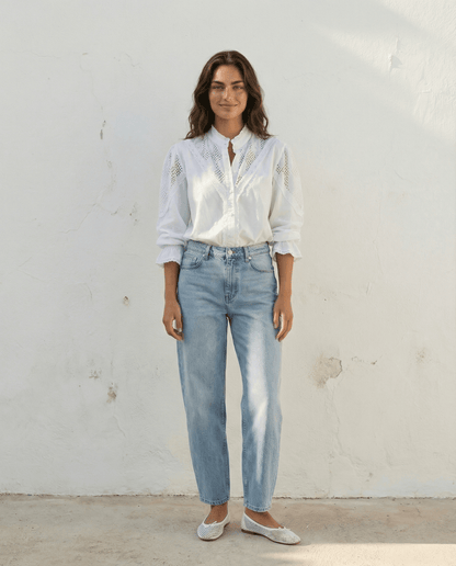 Zoey Baumwollbluse – Weiß, handgefertigt, romantischer Look, Puffärmel und hohem Kragen, Slow Fashion.