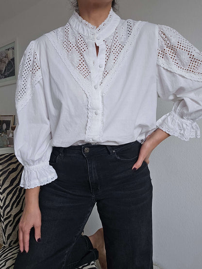 Zoey Baumwollbluse – Weiß mit Spitzen eingeschnittenen Details und Puffärmeln, ideal für einen romantischen Look.