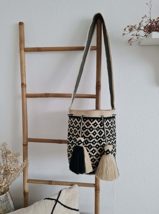 handgewebt Wayuu Tasche Nr. 24 –Waldgrün/Creme