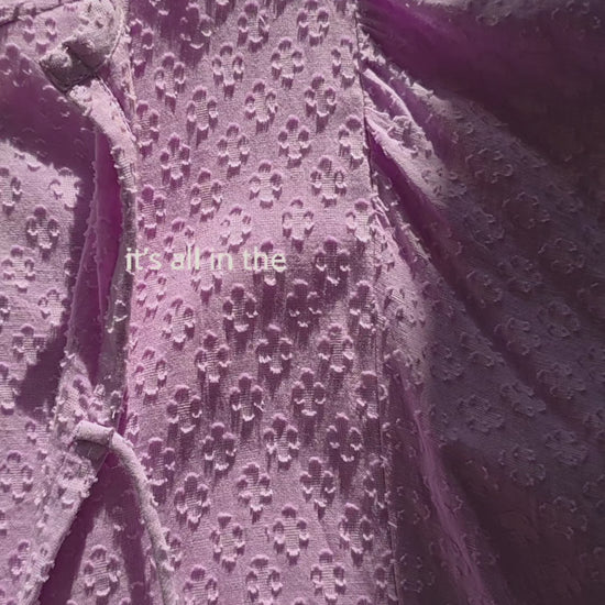 Lucia Kleid - Lila, handgefertigt aus 100 % Baumwolle, für einen lässigen Alltag und angenehmen Tragekomfort.
