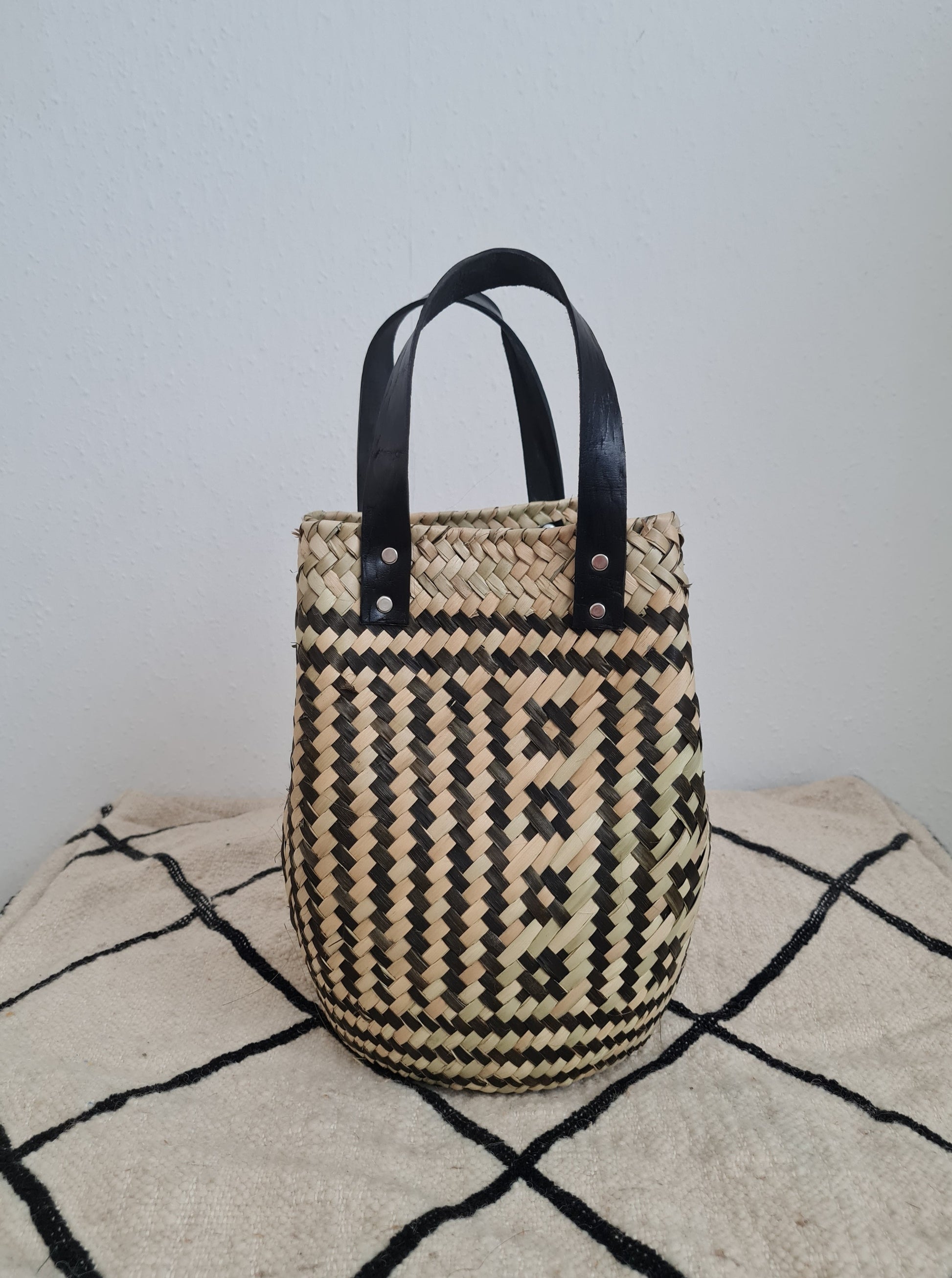 Las Palmas Korb Tasche Klein mit schwarzem Ledergriff – Creme/Schwarz