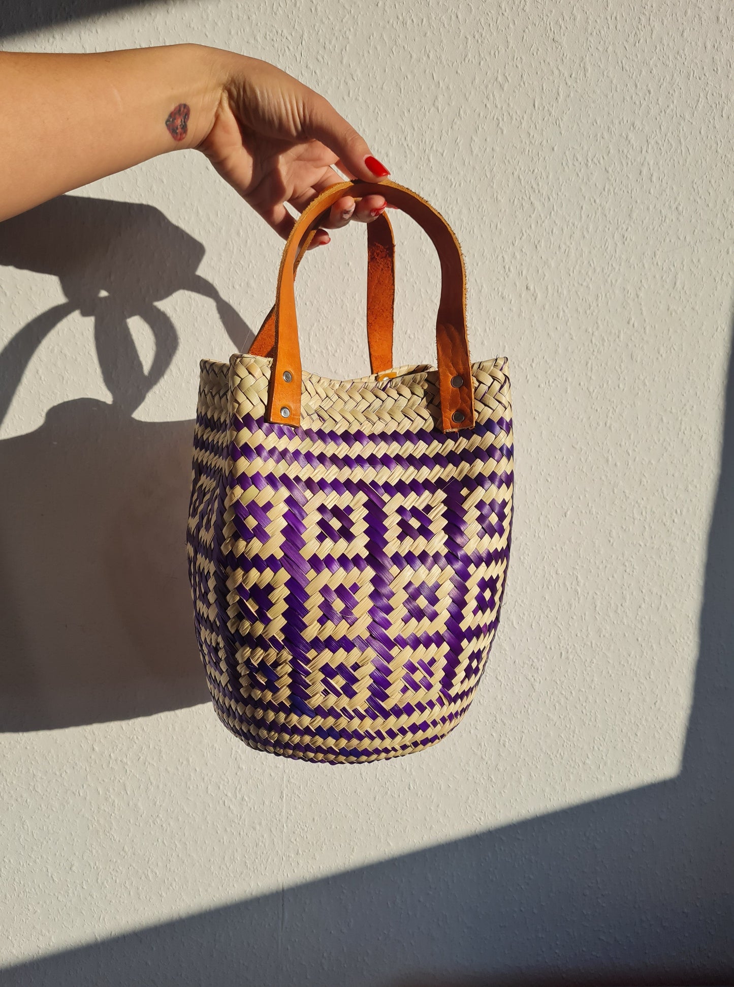 Las Palmas Korb Tasche Klein mit braunem Ledergriff – Violett/Creme