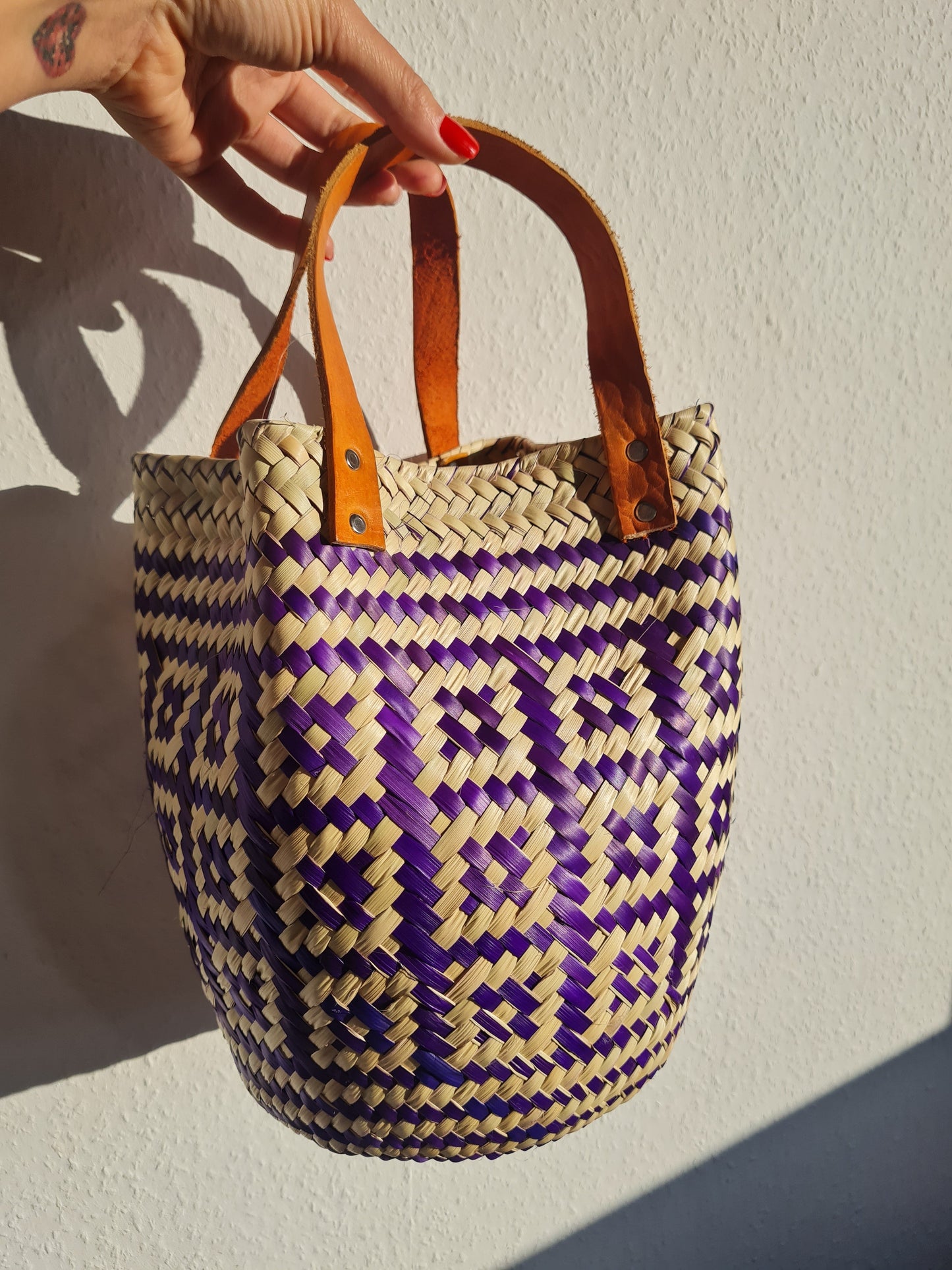 Las Palmas Korb Tasche Klein mit braunem Ledergriff – Violett/Creme