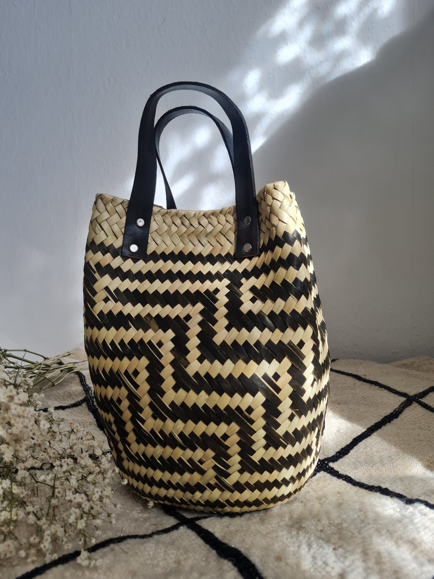 Las Palmas Korb Tasche Klein mit schwarzem Ledergriff – Schwarz/Creme